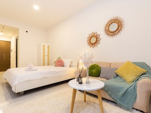 Deluxe-Studio, 1 Schlafzimmer, Stadtblick | Wohnbereich | 32-Zoll-Smart-TV mit Kabelempfang