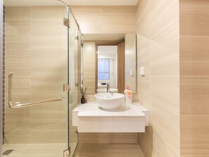 Kostenlose Toilettenartikel, Haartrockner, Hausschuhe, Handtücher