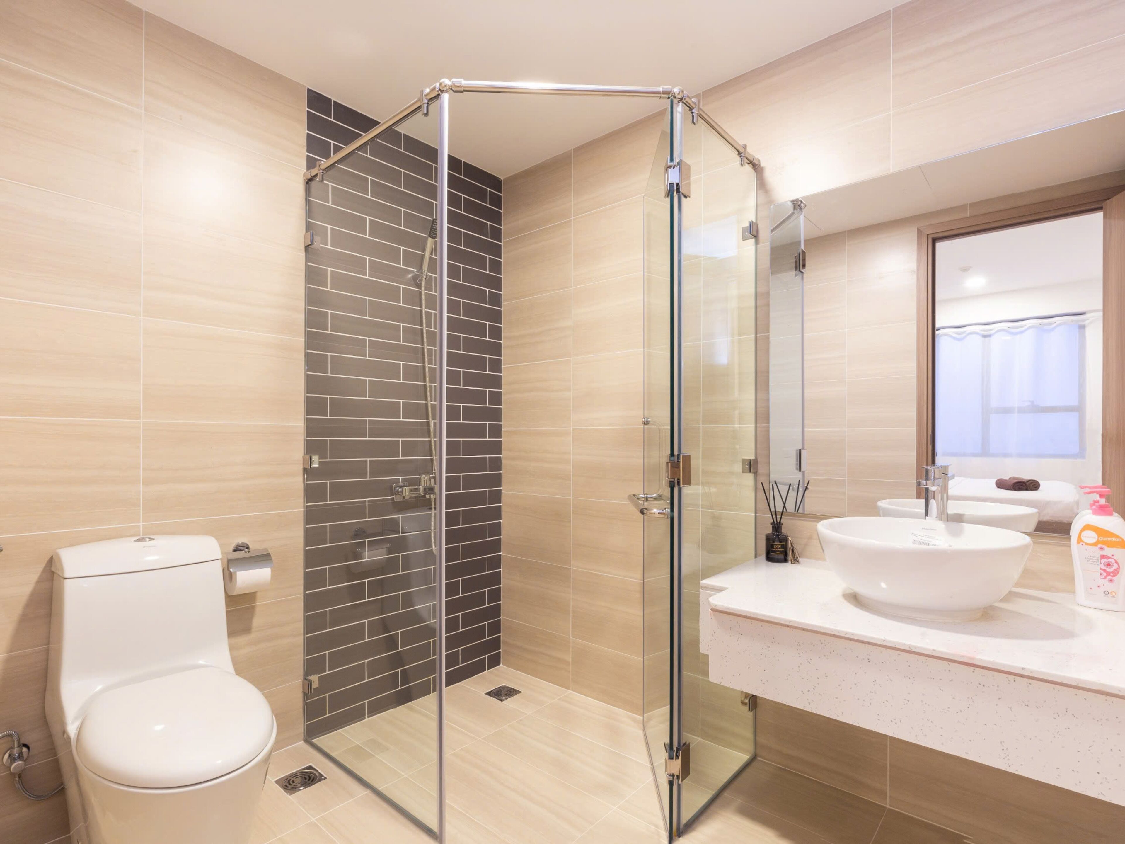 Appartement Deluxe, 3 chambres, vue ville | Salle de bain | Articles de toilette gratuits, sèche-cheveux, chaussons