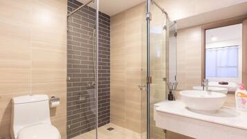Appartement Deluxe, 3 chambres, vue ville | Salle de bain | Articles de toilette gratuits, sèche-cheveux, chaussons