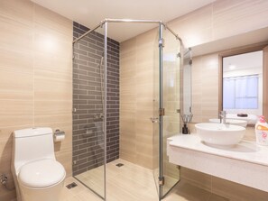 Deluxe-Apartment, 3 Schlafzimmer, Stadtblick | Badezimmer | Kostenlose Toilettenartikel, Haartrockner, Hausschuhe, Handtücher