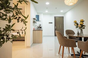 Deluxe-Apartment, 2 Schlafzimmer, Stadtblick | Wohnbereich | 32-Zoll-Smart-TV mit Kabelempfang