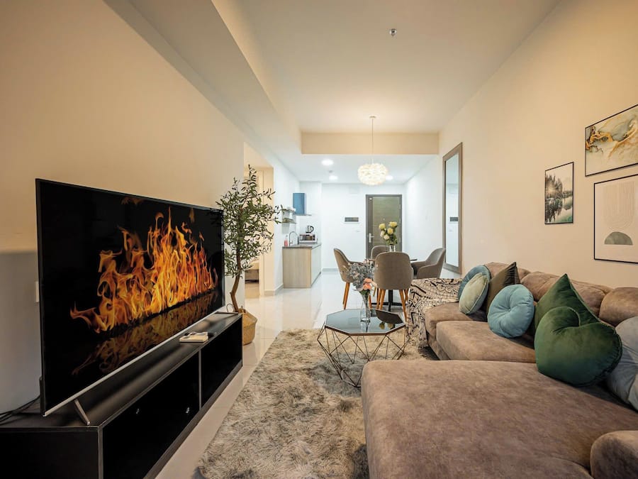 Deluxe Apartment, 2 Bedrooms, City View | Ruang tamu | 32 inci sebuah televisyen pintar dengan kabel