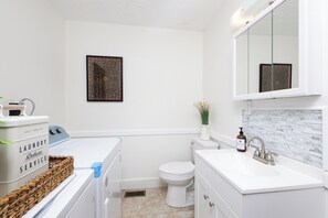 Secadora de cabello, toallas, jabón, papel de baño