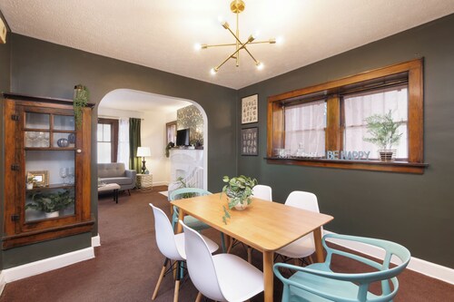 Cozy, Convenient Getaway 3Bd2Ba dog-friendly home in wonderful Akron, OH