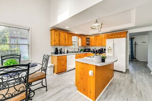 Refrigerador, microondas, placa de cocina, lavavajillas