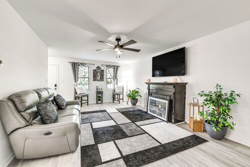 Richmond Home w/ Deck: 1 Mi to Richmond Raceway!