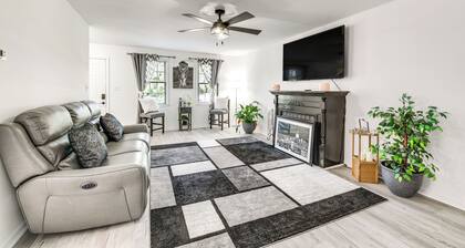 Richmond Home w/ Deck: 1 Mi to Richmond Raceway!