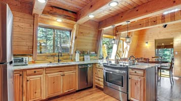 Fridge, microwave, stovetop, dishwasher
