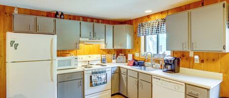 Kylskåp, mikrovågsugn, spishäll och diskmaskin