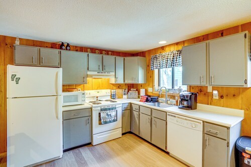 4 Mi to Mt Snow Resort! Family Condo w/ Balcony