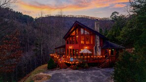 Exterior - 4BR w views! Mini-golf, arcades, billiards, Hydro Thunder, fire-pit, hot tub (Sevierville)