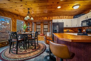Private kitchen - 4BR w views! Mini-golf, arcades, billiards, Hydro Thunder, fire-pit, hot tub (Sevierville)