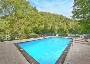 Pool - 4BR w views! Mini-golf, arcades, billiards, Hydro Thunder, fire-pit, hot tub (Sevierville)
