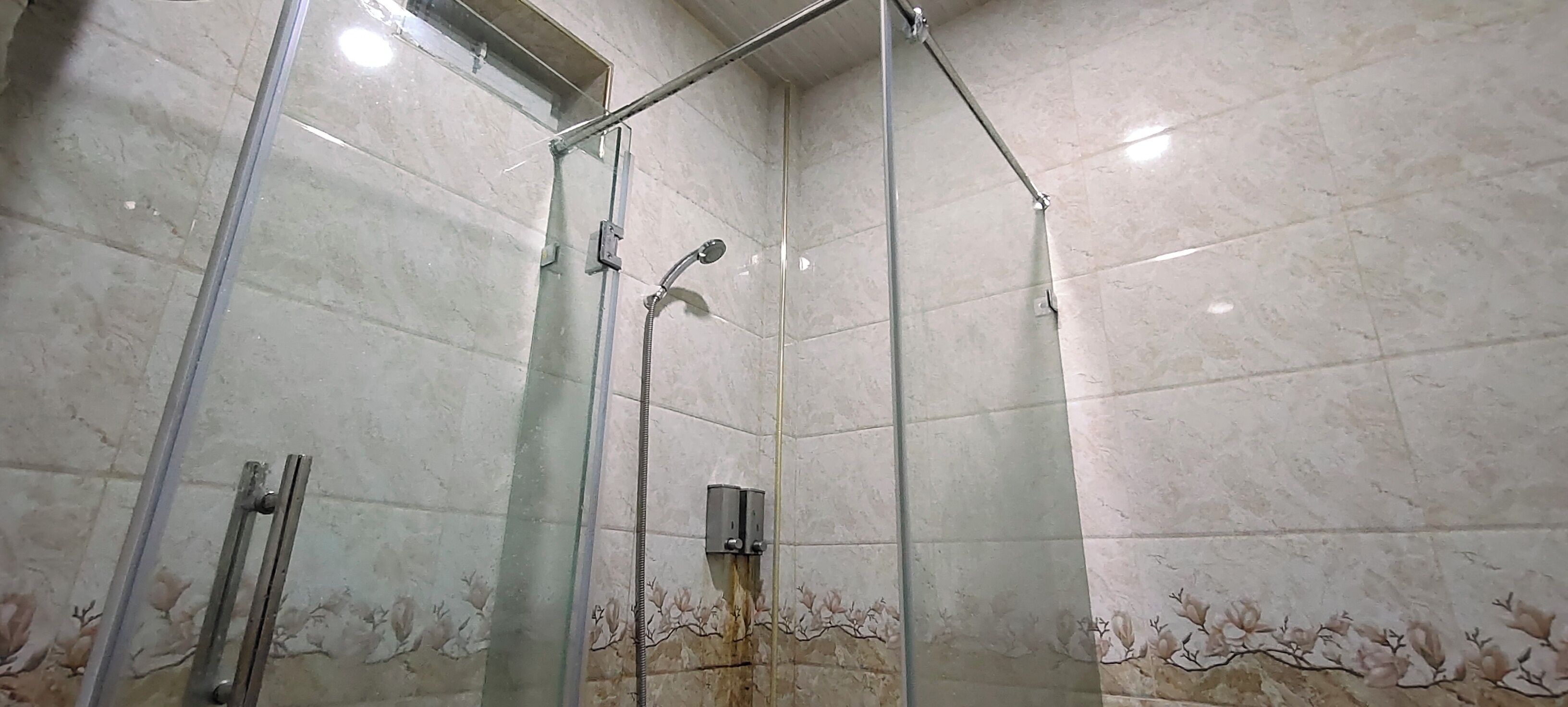 Badkamer met douche