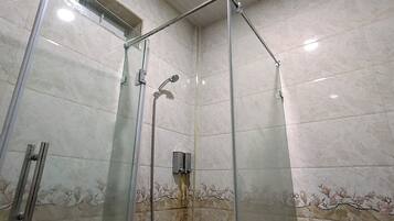 Badkamer met douche