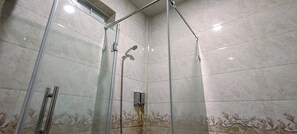 Badkamer met douche