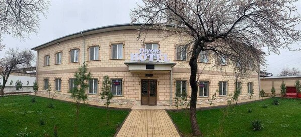 ด้านหน้าที่พัก