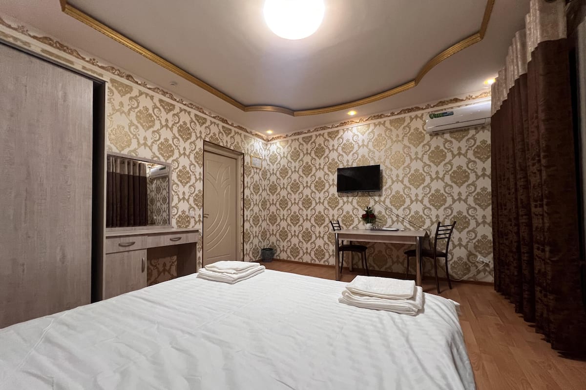 Comfort Room, Shared Bathroom