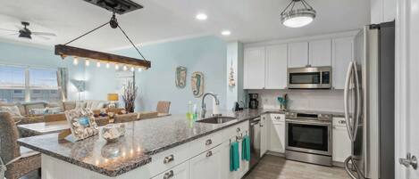 Refrigerador, microondas, horno y parrilla de estufa