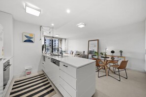 Kjøleskap, mikrobølgeovn, ovn og kokeplater