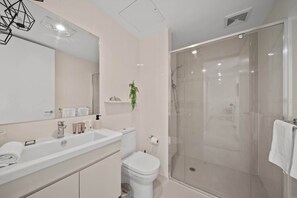 淋浴设施、吹风机、毛巾