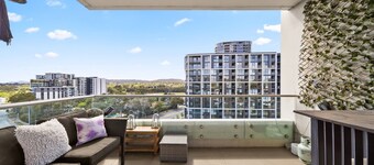 Elegant 2-Bed with Pool, Alfresco Dining & Balcony