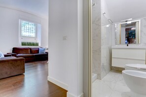Ducha, secador de pelo, bidé y toallas