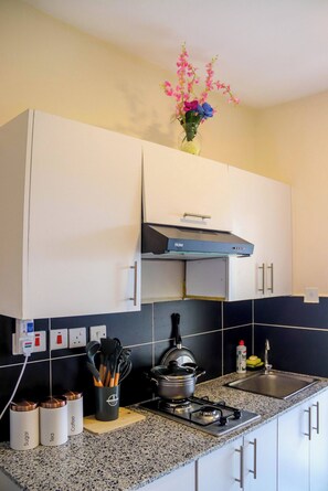 Refrigerador, microondas, placa de cocina, utensilios de cocina