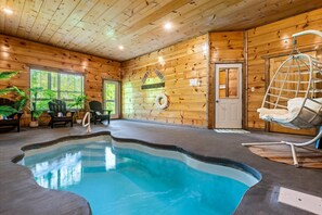 من حمّامات السباحة المغطاة