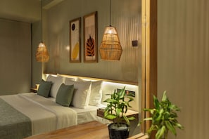 Deluxe Room, Ocean View | 1 bedroom, minibar, in-room safe, desk