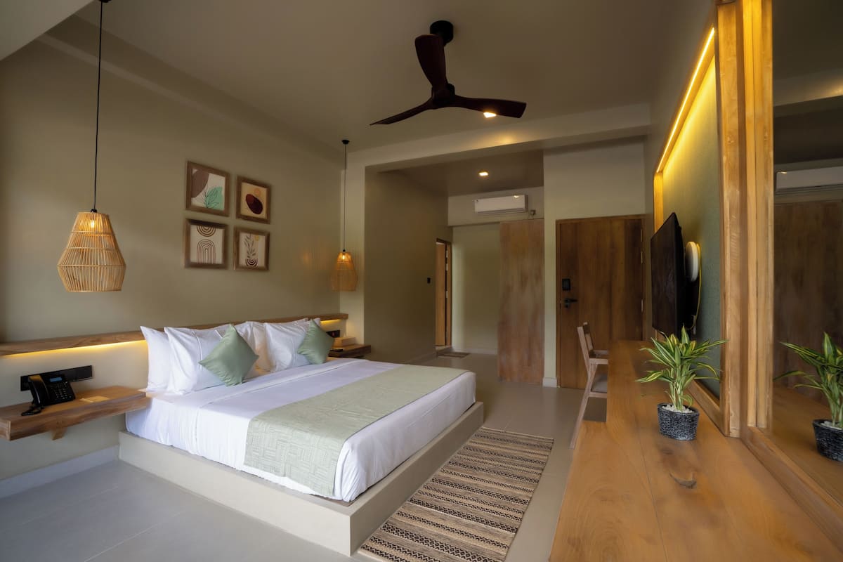 Deluxe Room, Ocean View | 1 bedroom, minibar, in-room safe, desk