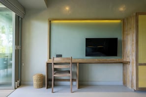 Deluxe Room, Ocean View | 1 bedroom, minibar, in-room safe, desk
