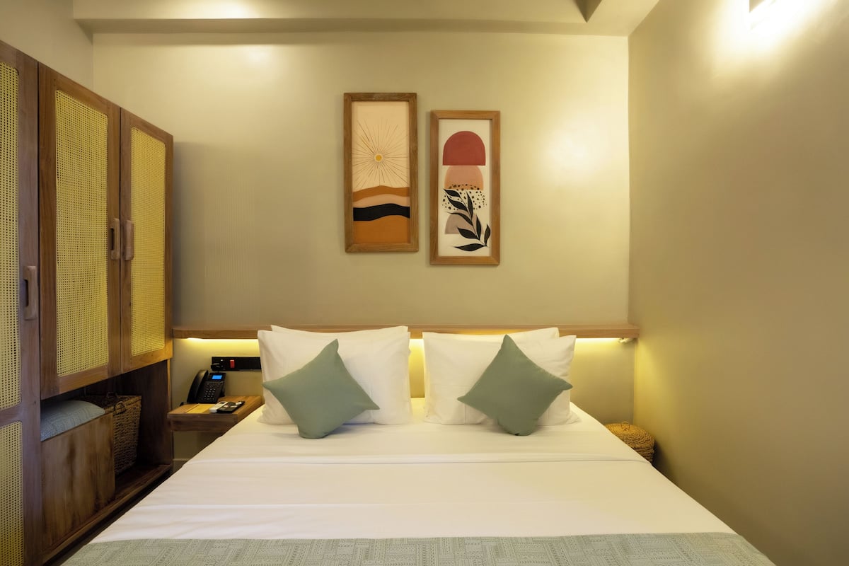 Standard Room, Balcony | 1 bedroom, minibar, in-room safe, desk