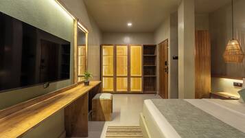 Deluxe Room 2, Ocean View | Frigobar, cofres nos quartos, escrivaninha