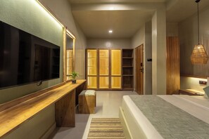 Deluxe Room, Ocean View | 1 bedroom, minibar, in-room safe, desk