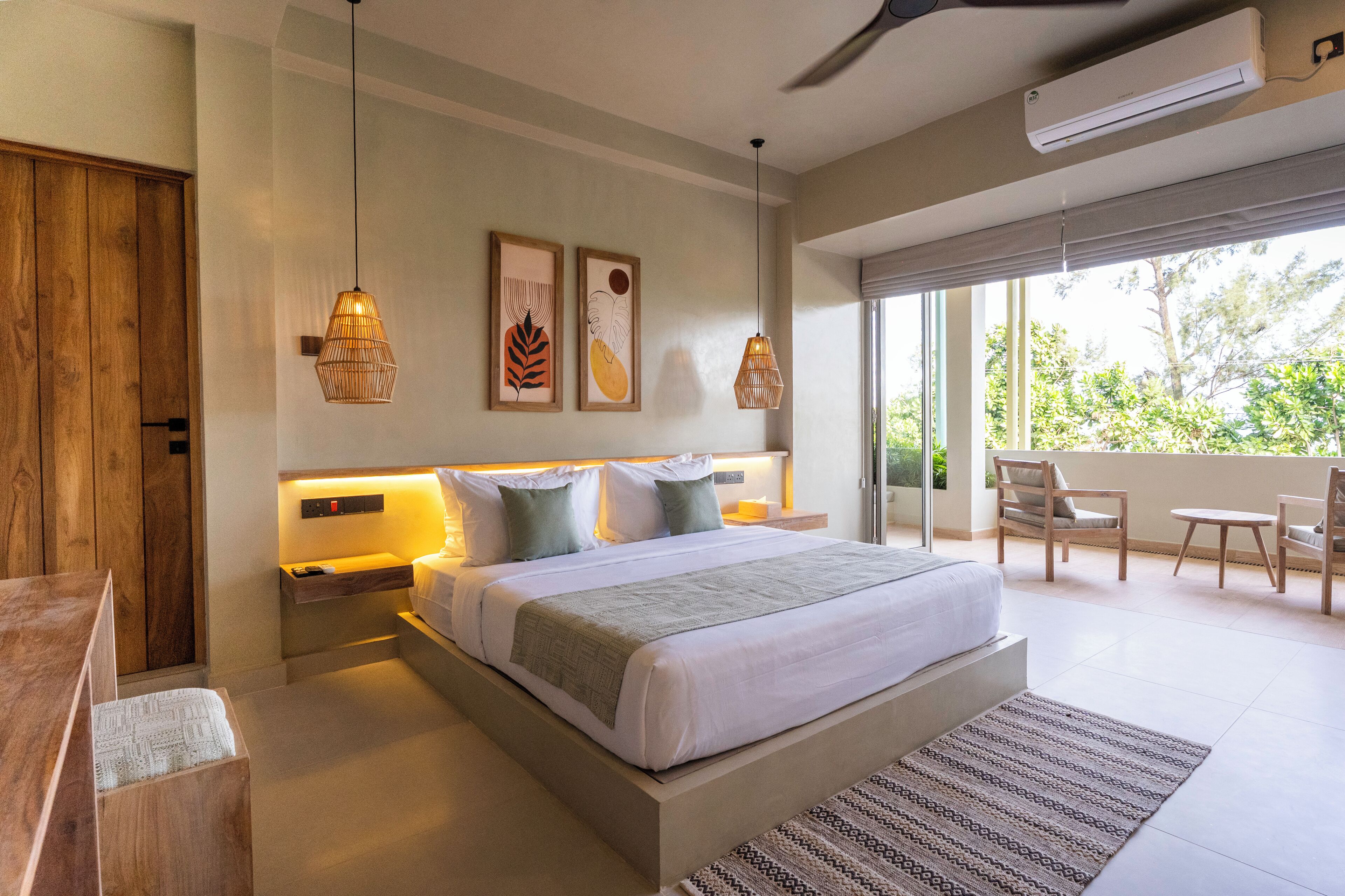 Deluxe kamer | Een minibar, een kluis op de kamer, een bureau, een laptopwerkplek