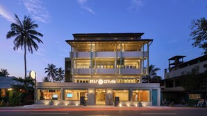 A modern hotel with a sign reading "STAY Ceylon" at dusk. - Stay Ceylon - Weligama (Weligama)