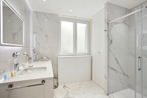 Shower, towels, soap, shampoo - TBS 121 - Fabulous apartment in Paris (Paris)
