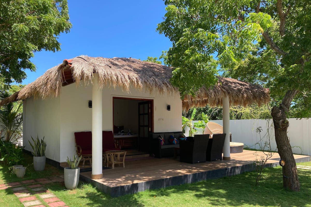 Deluxe bungalow, uitzicht op zwembad | 1 slaapkamer, een kluis op de kamer, individueel gedecoreerd