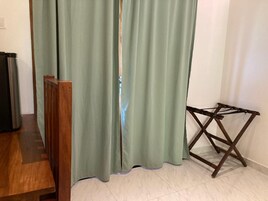 Habitación Deluxe doble | Caja fuerte, decoración individual, mobiliario individual y escritorio