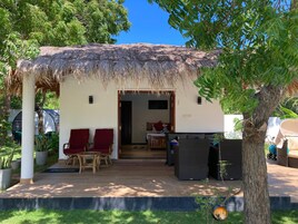 Bungalow Deluxe, vistas a la piscina | Terraza o patio