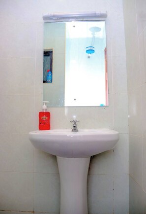 Shower, towels - Elclassico Studio Jkia Airport View (Nairobi)