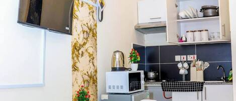 冷蔵庫、電子レンジ、コンロ、調理器具と食器