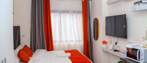 1 bedroom, iron/ironing board, internet, bed sheets