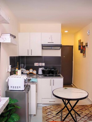 Refrigerador, microondas, parrilla de estufa y utensilios de cocina 