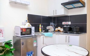 Fridge, microwave, stovetop, cookware/dishes/utensils