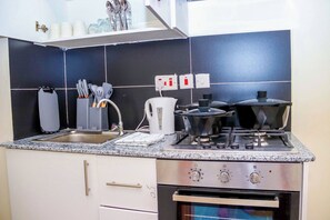 Fridge, microwave, oven, stovetop - Seventh Heaven Studio Jkia Airport Lane (Nairobi)