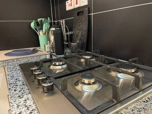 Fridge, microwave, oven, stovetop - Landmoor Studio Jkia Airport Way (Nairobi)