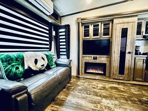 TV, fireplace, offices - Puffy Panda RV - Hot Tub - Pet Friendly - Sleeps 2 (Ahwahnee)